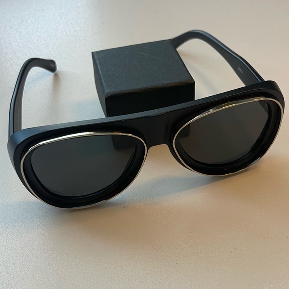 Black & Silver Aviator Style Sunglasses - Picture 1 of 11